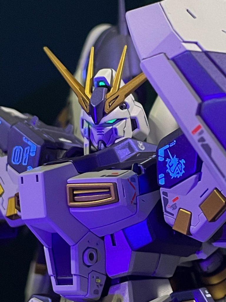 以上、RG Hi-νガンダムでした。今回の塗装は時間をかけて行っただけあって今までで一番満足のいく出来になりました(お高い偏光塗料も使ってるしw)。そしてこのHi-νを作る間に新しいガンプラを10個以上積んでしまいました・・・罪深い・・・あぁ罪深い・・・。ともあれ、ご覧いただきありがとうございました!