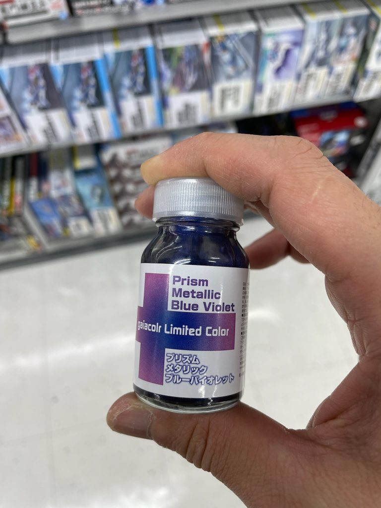 今回の塗装は初の偏光カラーを使用。ガイアカラーのプリズムメタリックブルーバイオレットというクソ長い名前の塗料を使って、ブルー部分のパーツを塗装。