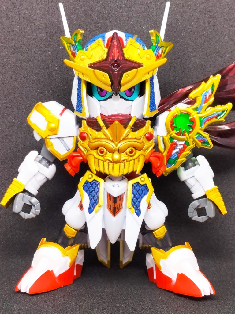 正面から。グレーのランナーが無いからかスネがクリアパーツですが余り違和感も無かったのでそのままで。マフラーと額の十字飾りは裏からメタルレッドで塗ってます。