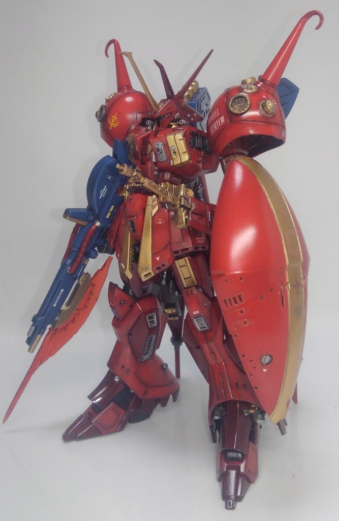 大きな改修はしていませんが、細かいディテールの追加、仕上がりが汚かったところをなるべく清潔にいたしました。白いデカールがくっきりし過ぎている気がしましたので、少し馴染ませようと上から薄く塗装してみました。こういうのはアリなのかな。個人的には満足です。制作ストーリーで艶消しにするって言いましたが、結局そのまま光沢にしました。すみません。