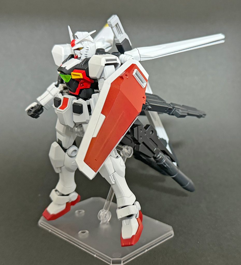 バックパックが加わると背中のボリュームが増えて上体がのけぞります。 