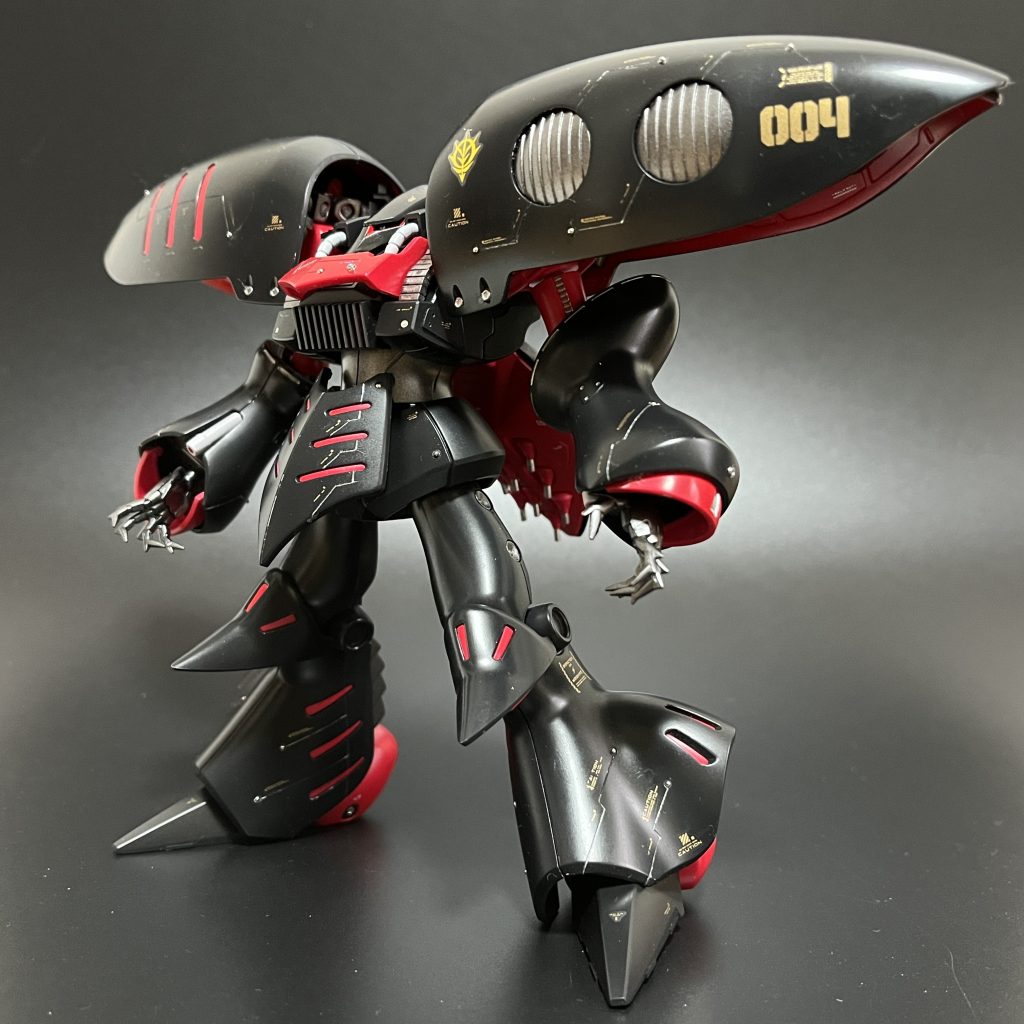 メインカラーは黒×赤。新水性ホビーカラーでエアブラシ塗装しています。黒は実際には「ミッドナイトブルー」を使用しており、装甲各所に散りばめたメタルボールがちょっと夜空の星みたい!?チタンシルバーのスジボリは左右非対称を心がけて目で追いかけたくなるようなデザインを目指しました。光沢クリヤーを吹いたあと、コンパウンド(粗〜細)を施して、セミグロス程度のツヤ感に調整しました。