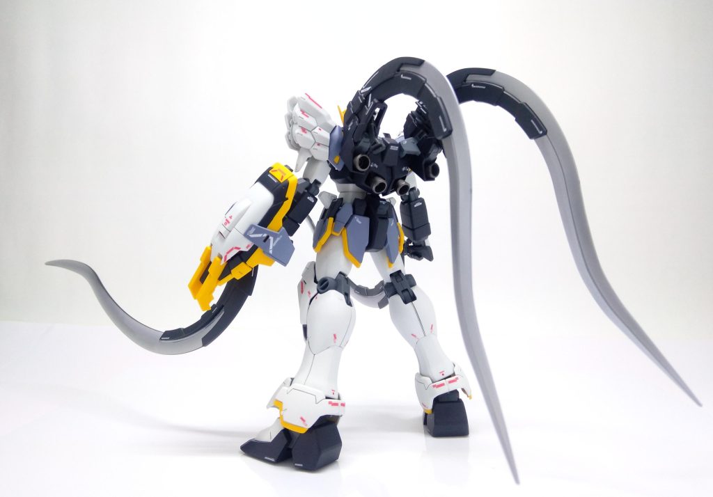 1/100カスタムのヒートショーテルを持ってきて4本装備としました。スモーククリアーの刃がお気に入りです。サンドロック本体は素組で、関節と白色は成型色のまま・それ以外を塗装しています。昔から私が多用していたお手軽フィニッシュワークですが、EWキットを制作するときの決まりごとのようになってます。