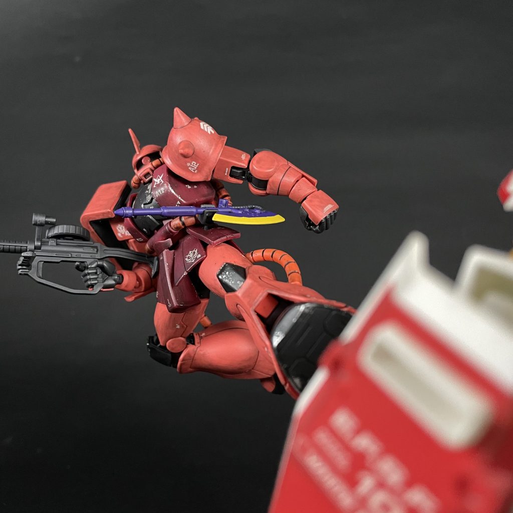 最後は蹴り。蹴りポーズ用の軟質素材腰部パーツがついていますが、換装しなくても、このくらいのポーズなら取れます。 以上、HGUC シャア専用ザクⅡ(REVIVE)でした。キットに関しては、さすがリバイブ版だけあって合わせ目もほぼなく、組み立てるだけでもかっこいいシャアザクになります。手首部分が可動用の別パーツになっているのですが、撮影のためにグリグリ動かすうちに緩くなってしまったので、そこは注意かも。