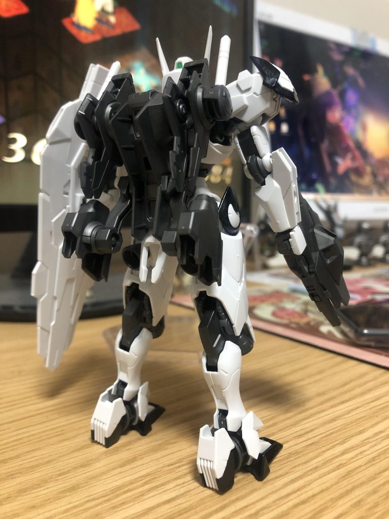 素立姿、背面。バックパックが以外と大きめで、シールドを分離装着しなくても良い感じ。