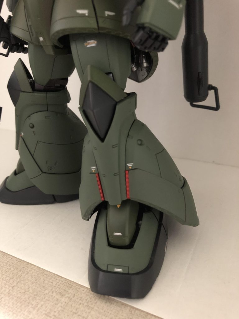 脚部前面。脚部の出力増加に伴い裾部拡大および冷却フィンを設置しました。