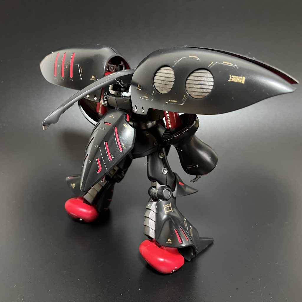 機体背面。まるで蝶のような、それでいて悪魔のようなシルエット。すごいデザインだなぁとつくづく感じてしまいます。