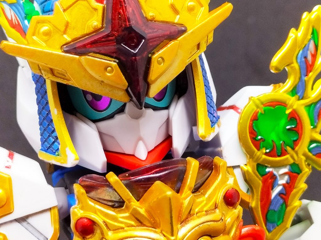 顔。既に塗装が… SDは遊んでナンボなので気にしない。