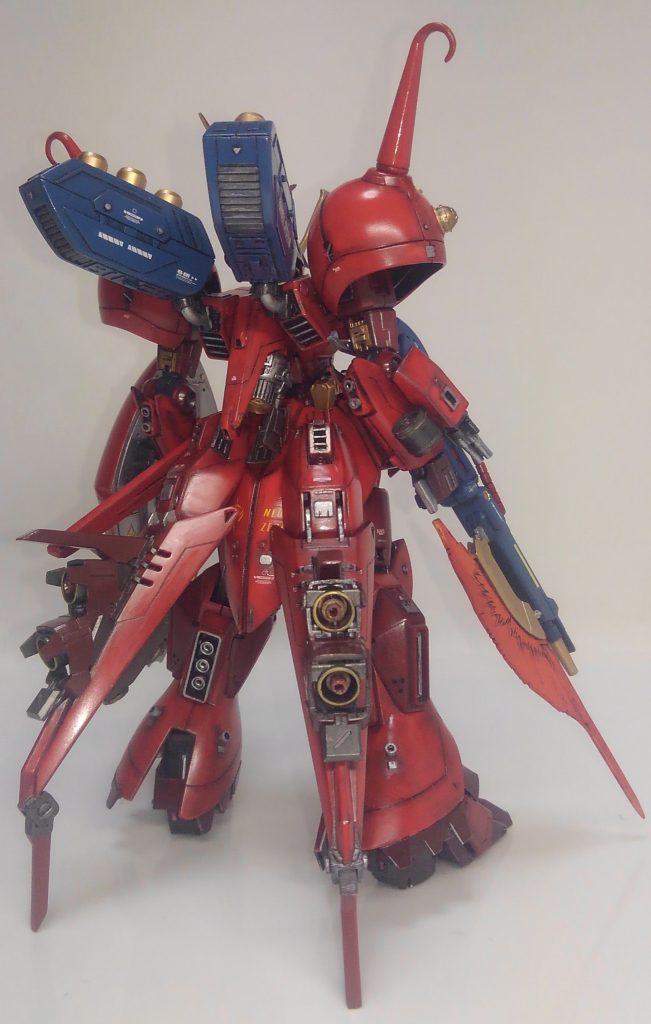 背面には前回の作成時にボツにしたバリアブルシールドにスラスターを付け腰に設置する案を復活させました。スラスター内部はもうちょっとこだわるべきでしたね。なんかあっさり。転倒するので謎の補助具を先端に付けました・・・いやコレは宜しくなかったかもしれない。ちょっと後悔。