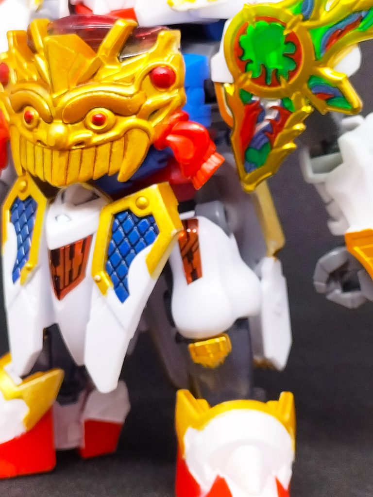 腰回り。シェルユニットぽい箇所にはUVレジンを盛ってます。フレームの腹部を孫権アストレイと交換して赤にしてます。お勧め。