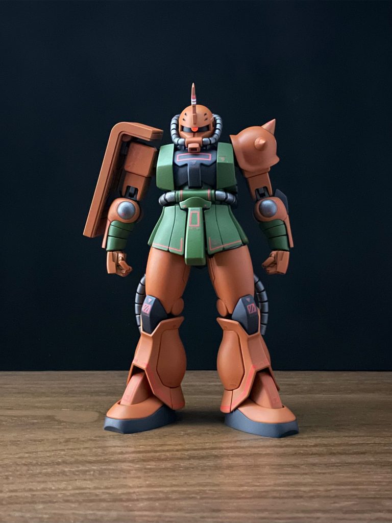 デカールは専用のものが無いので、他のキットやガンダムデカールから設定画に合いそうなものを選んで貼ってみました。オレンジに赤のコーションマーキングは目立たないですね。。