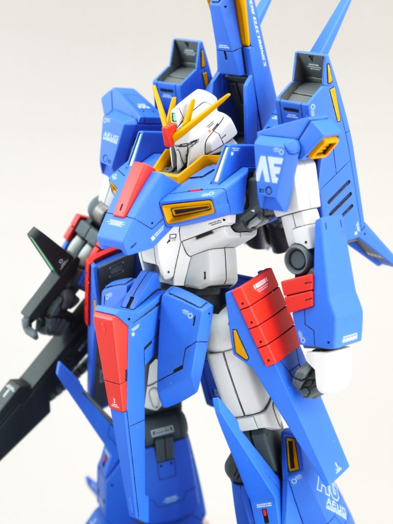 頭部はマスクを切り離して後ハメ出来るようにし、マスクは下側を削って小顔化。また、取り付け位置を上にズラして目付きを鋭くしました。頬の外装をカットして、アゴを引けるようにしました。トサカがモヒカンのように見えるので、後頭部側を削って形状変更しています。