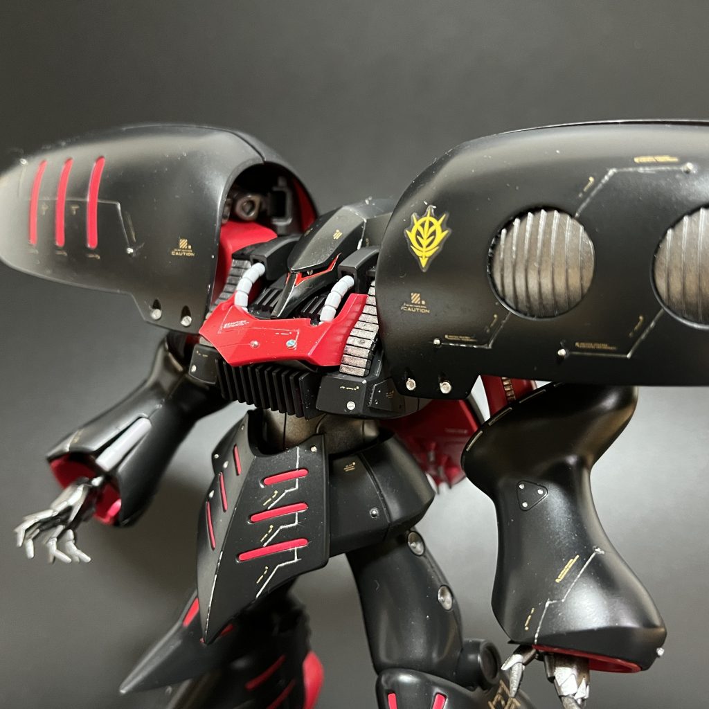 フェイスパーツを削り込み、目つきを鋭くしました(後述)。また、クマドリを赤で塗って、より悪さを強調しました。「SDW佐助デルタガンダム」を作っていたときに着想しました。これはオリジナリティ出たんじゃないかなぁと思ってます。勝手にw