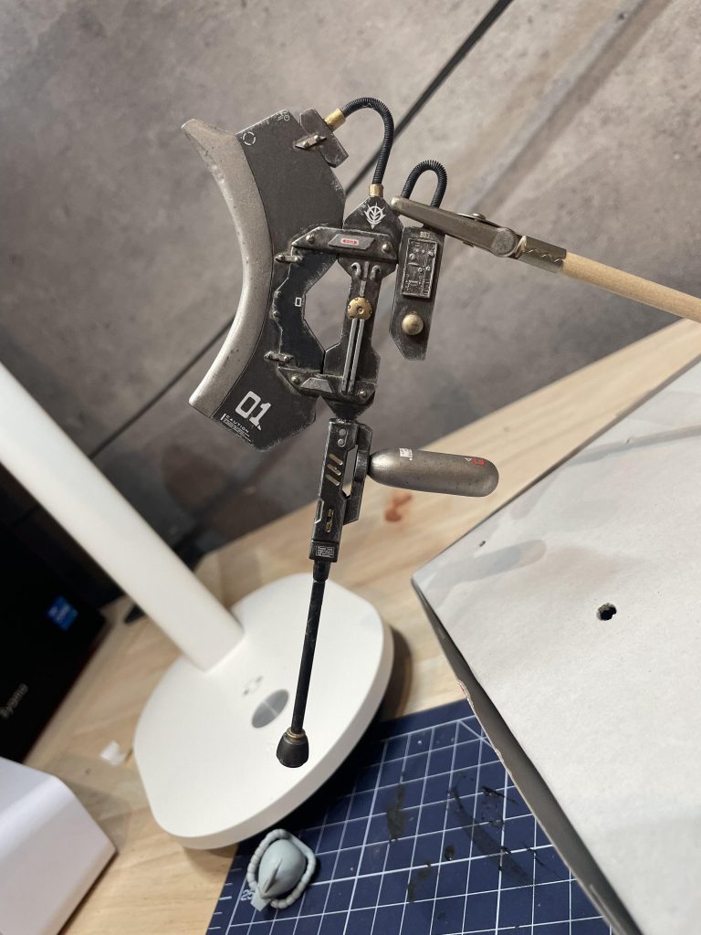 セミスクラッチした斧。ダークソウル3に出てくる竜狩りの大斧がモチーフです。持ち手はジャスティスナイトのランスを流用。