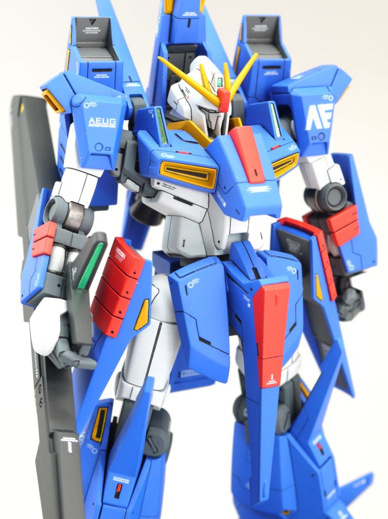 デカいと言われる胸のパーツはキットのままです。そのかわりに肩関節にスペーサーをかまして肩の位置を外側に1.7mm移動。また、上下厚みが薄く見えるように脇腹を一度切り離し、脇の下を削り込み、脇腹を上に1mm延長して再接着。肩のダクトにはコトブキヤのパーツを追加。上腕は削り込んで細くしました。拳はビルダーズパーツに変更しましたが、特徴的な手の甲はキットのものを加工して利用しています。