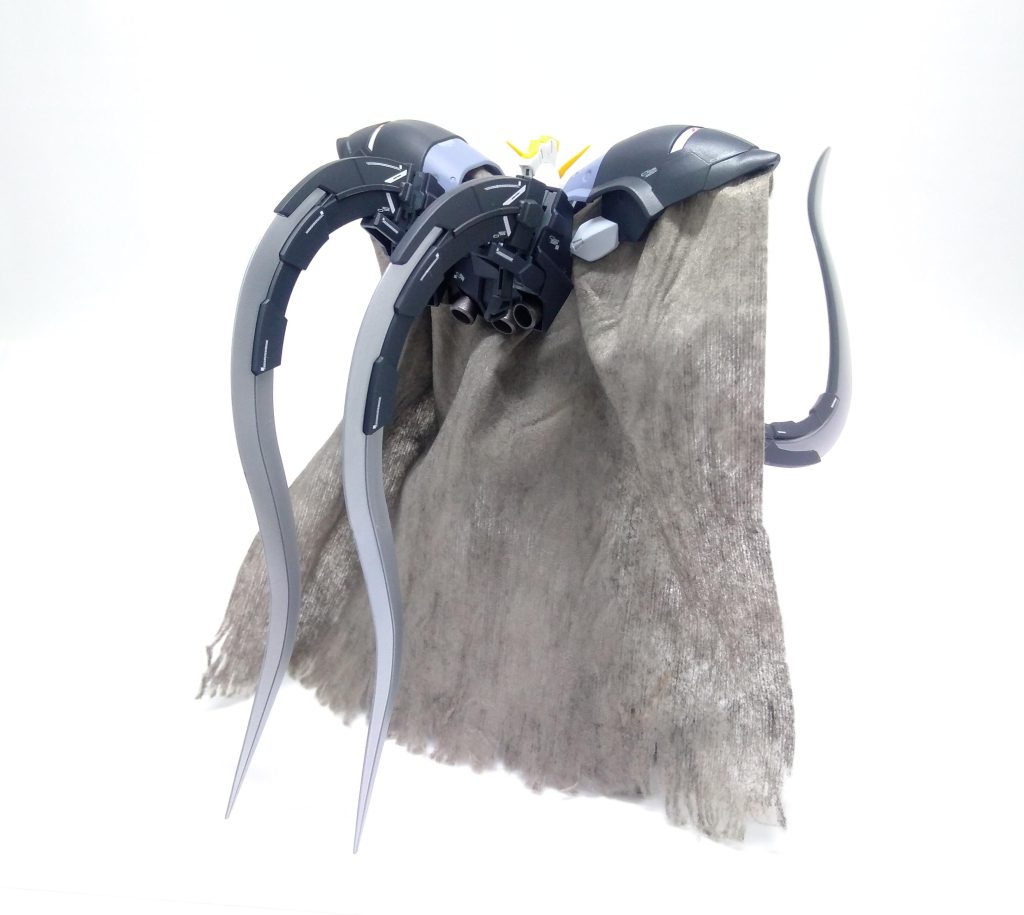 1/100カスタムからはアーマーとマントも拝借しました。OVAの地球降下のシーンがとても印象的でカッチョええです。