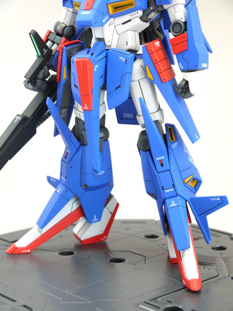 フロントスカートは外側に1mm拡大。股関節にスペーサーをかまして1.5mm外側に、サイドスカートも同様にしてさらに1.5mm外側に移動。ふとももは正面を削り込んで細く見えるようにしました。ヒザは先端を2mm延長。スリッパは大きく見えるので足の甲を削って薄くし、フラット面を追加。かかとのブロックは前後幅を1.5mm詰めました。