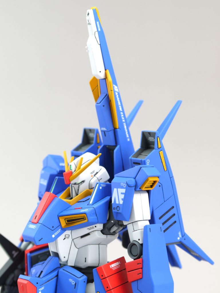 WR時の機首は取付部にスペーサーをかませて後ろにオフセットし、機首側はポリキャップ周辺を削ることで、前傾させることが出来るようにしました。また、先端を0.5mm厚くし、襟元がスカスカなのでプレートを追加しました。頭が入るスペースにはプラ板モールドを追加しています。よく見ると設定画には先端に小さな羽根?アンテナ?があるので再現してみましたが、取り扱いには要注意です。後方へ伸びる2本のスタビライザー?は4mmほど延長しています。