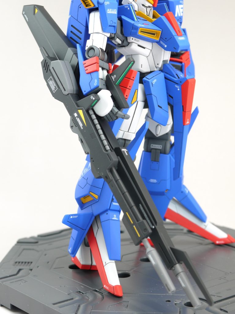 メガビームライフルは持ちにくいので、グリップ部の構成を変更しました。GFF式も良いのですが、体から離れてしまうのが難点なので、アレンジしています。一方でGFF同様にビームライフルをマグネットで横に取り付けられるようにしました。ビームライフルにはマグネット用の突起を追加してあります。