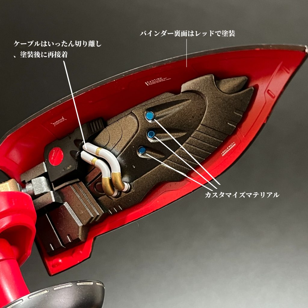 バインダー裏は力を入れた箇所でもあります。裏面赤は今回ぜひチャレンジしたかった課題なのでそこそこ上手くいきました。「カスタマイズマテリアル」という最近発売されたプラスチックシールが非常に良い仕事をしてくれました。