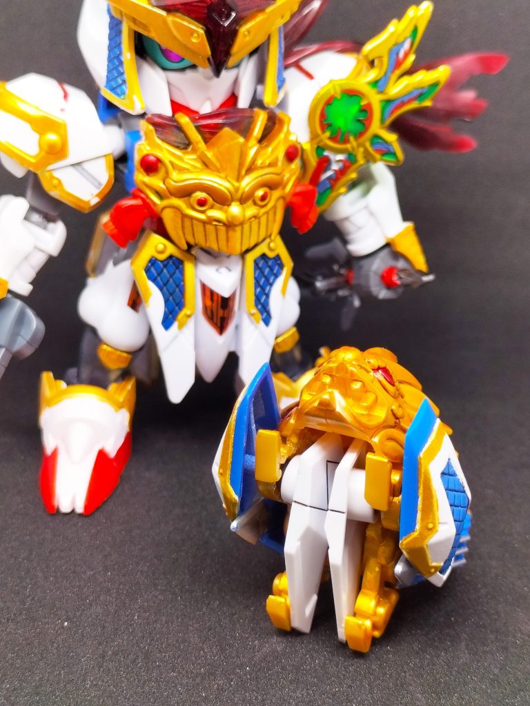 腰のビットは裏の隙間に捻じ込んでます。あとはサイドに適当に穴をあけて刺してるだけ。