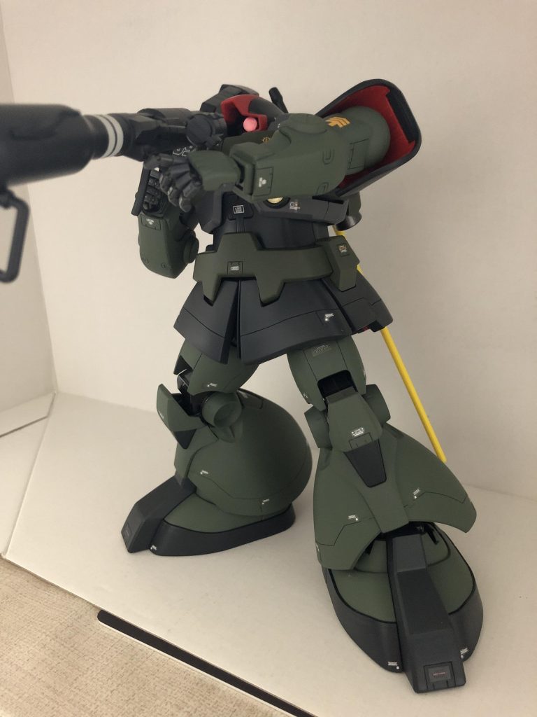 ジャイアントバズ!白部分はマスキングテープで塗り分けしました。内部フレームもスプレーしましたが、バラすのが面倒くさくなり割愛。。