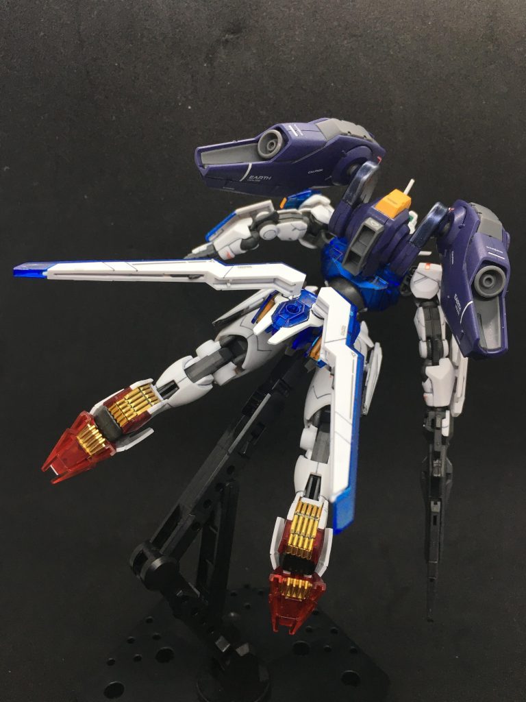 今回はフライトユニット装備時にも元のバックパックを装備できるように接続パーツを用意しています。この状態でも腰背部にガンビットをマウントできます。