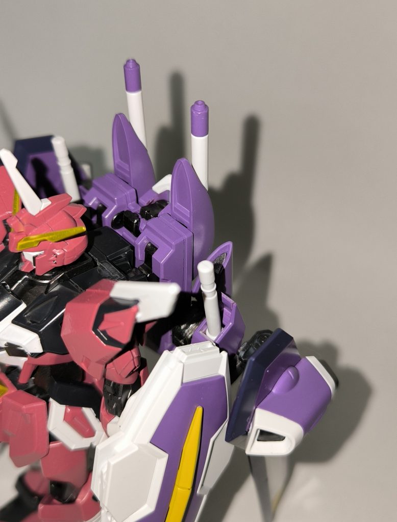 連結ビームサーベルを持たせたかったので、写真のパーツの中身をゴリゴリに削って無理やりサーベルが入るように加工しました。