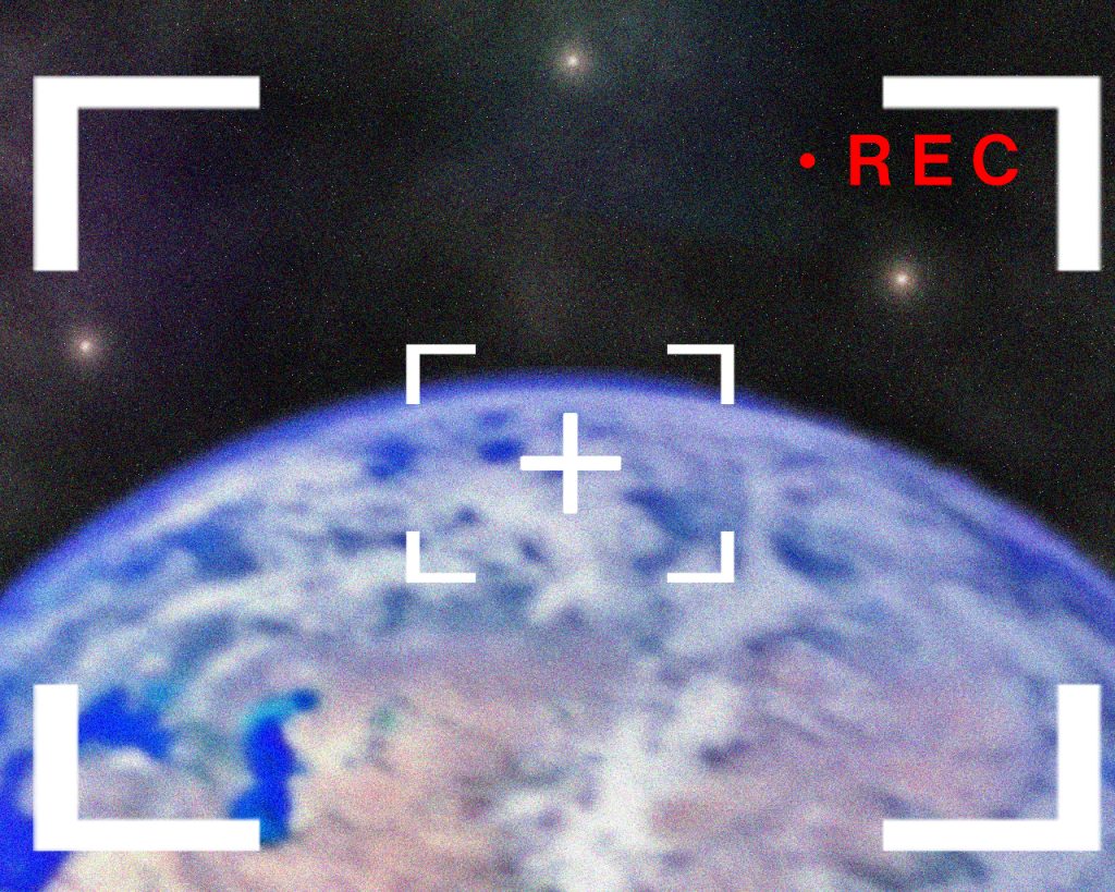 「ザンジバル級マダガスカルより入電!暗号電文です‼」グラーフ・ツェッペリン艦橋内でオペレーターが響く位の大声で伝える。「ザンジバル級だと⁉何処からだ?」グラーフ・ツェッペリン艦長のフォン・ヘルシングは座っていた艦長席から立ち上がると身を乗り出した。「地球の方からです」艦橋にいた通信士は最大望遠で地球を映すが、ザンジバル級機動巡洋艦の姿は捉えられない。「電文を読み上げろ、何故ザンジバルが今…」「キタイ 丿 ヨウドウ サクセン ニ カンシャ ス 発 ジオン公国突撃機動軍オデッサ基地・元司令・マ・クベ大佐」「マ・クベだとっ⁉」「た、確かにそのように…」「どういう事だ⁉それに元司令とは何だ⁉」「…いえ、私にも」通信士は戸惑いと怒りの感情を露わにするフォンに気圧される。「このカウンター・オデッサ作戦の目的です」割って入ったのはトライバル隊隊長のモア・グレイシーだ。彼は無表情のまま変えず仁王立ちで言葉を続けた。「本作戦はマ・クベ大佐を安全に宇宙へ脱出させる為の陽動作戦です」「何だとっ!マ・クベはオデッサを放棄したのか⁉」「地上では地球連邦軍の大規模な侵攻作戦が既に始まっています。この戦いに地上の連邦軍は相当な戦力を送り込みオデッサの陥落は最早そう遅くはないでしょう。」「だとしてもだっ!将兵達が前線で闘っているのだろ!真っ先に基地司令官が逃げ出すとは何事だっ‼」「元司令です。キシリア閣下の命令によりその任は解かれました」「なら地上のジオン軍将兵達はどうなる?!」フォンはモアの胸元を掴んで詰め寄る。「私の知る所ではありません」モアは揺るぎない表情でフォンを見た。その瞳は曇りなくそして冷たいものだった。それから数時間後、地球上空では多数の救難信号が発せられる。無数に漂うHLVと無重力に溺れる陸戦型のザクⅡJ型。それらを救う603技術試験隊は目覚ましい活躍であった。後にグラーフ・ツェッペリンも地球上空へ向かい脱出したジオン軍将兵達を多数救出したが、この戦い以降地球上空も激戦区となるのであった。「本当の闘いはこれからだ…」モア・グレイシーは艦の窓から蒼く輝く星を見下ろして呟いた。