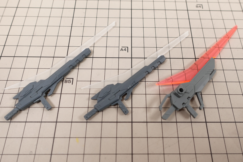 武装はグリップを追加して剣としても持たせられるようにしていますエフェクトは透明プラバンを切り出して作成しました