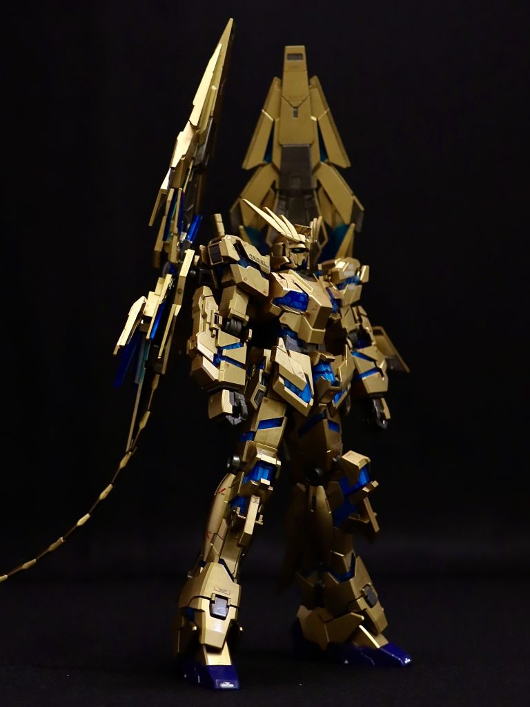 今回、一眼レフカメラを引っ張り出して撮影したのですが、黒背景+光沢の被写体って撮るのが難しかったです。誰か上手く撮るコツ教えてください。