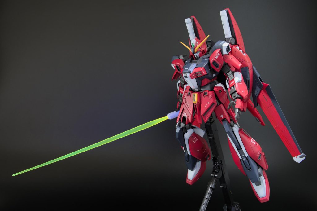 ビームサーベルの基部が塗装後にクラックが発生してしまい、怖くてバックパックから抜けない（笑）なので、同じ大型ビームサーベル持ちであるZZから拝借。