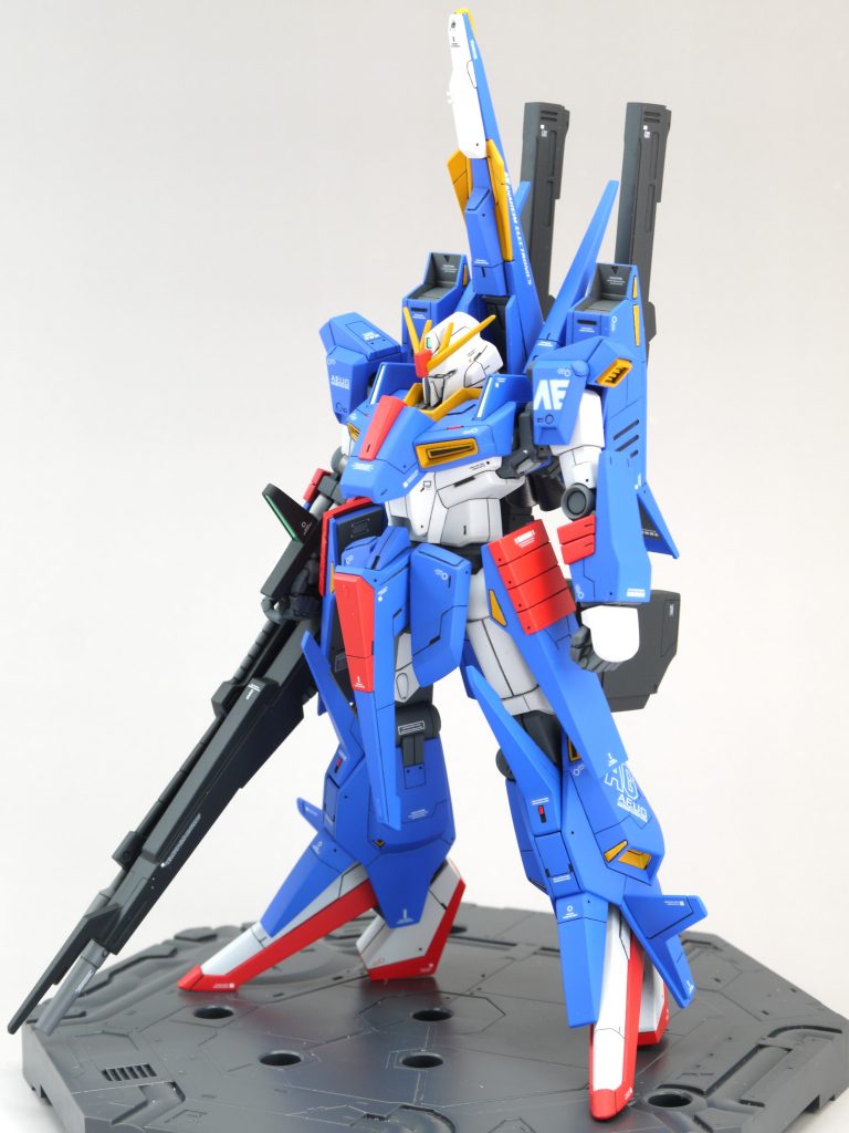 各部を延長するのではなく横に広げることで、キットの窮屈感を緩和することがネライです。結果として、手脚や身長を伸ばさずに設定画の雰囲気を残しながらスタイルアップできたのではないか、と思います。このMSはちょっと人間離れした体型なのがカッコいいのかもしれません。それが藤田さんデザインの特徴ですかね。ちなみに、私は青騎士のテスタロッサをイメージしています。