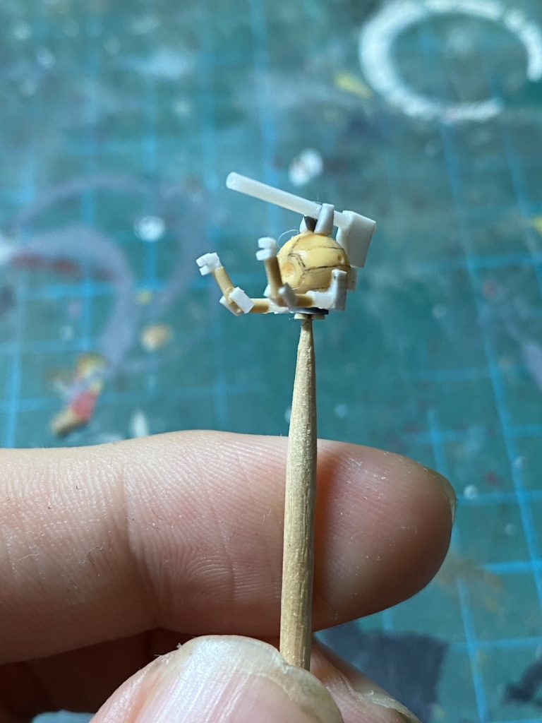 BB弾にプラ材等で作ったアームと砲を取り付け、スジボリをしました