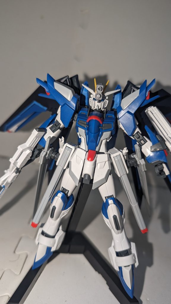 機体銘『ライジングフリーダムBB』ダイバー『リタ』シュートアビリティ 560ファイトアビリティ 630ディフェンスアビリティ 350(実際の装甲強度はもっと低いがビームシールド等の兵装を考慮しての数値)スピードアビリティ ???パワーアビリティ 580機体銘のBBは『Blue Bird』の略。ライジングフリーダムをベースとしたリタの新機体。GBN内での設定で動力をハイパーデュートリオンに変更、さらに『ライフリをガンプラバトルで使う場合、足りないのは実体剣だ』というリタの考えにより新たに実体刃の対艦刀『ティルヴィング』を装備。それだけでなく極限まで機動力と運動性を追求したハイスペックモデル。どうでもいいけどCE、ユニウス条約無視しすぎ問題………