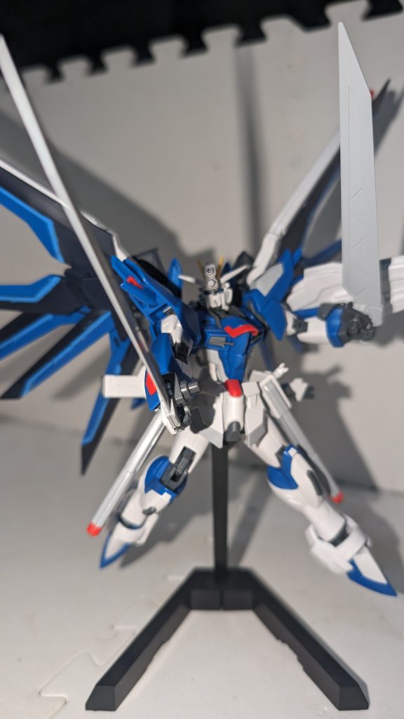 超振動式対艦刀『ティルヴィング』アーマーシュナイダーやゲイルストライクの『ウイングソー』などの発展型というリタの脳内設定。GBNのデータベースに登録されている構造材ならば基本的になんでも斬れる………はずなのだが敵ダイバーの機体の造り込みが頑丈すぎる場合などには充分な破壊力を発揮できない事もある。ガンプラの造り込みで性能が変わる世界だから仕方ないね。その上、対ビームコーティングが施されておりある程度のビーム耐性を持つ。