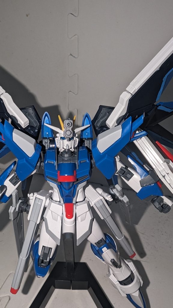 額部超高硬度散弾砲要するに、ショットガン。超高硬度合金製の散弾を放つ。欠点は、センサー類が集中する頭部に仕込んだ関係上、装弾数を確保できていない事。しかしナノラミネートアーマーやフェムテク装甲の対策として有効であり、懐に潜り込まれた時の反撃やメインカメラの破壊などの用途にも使用可能。至近距離で、しかも予備動作など一切なくいきなり撃ってくる殺意の高い兵装。実は額の赤いパーツ失くしてリカバリーする為に付けただけ………なんて言えない(←言ってる)