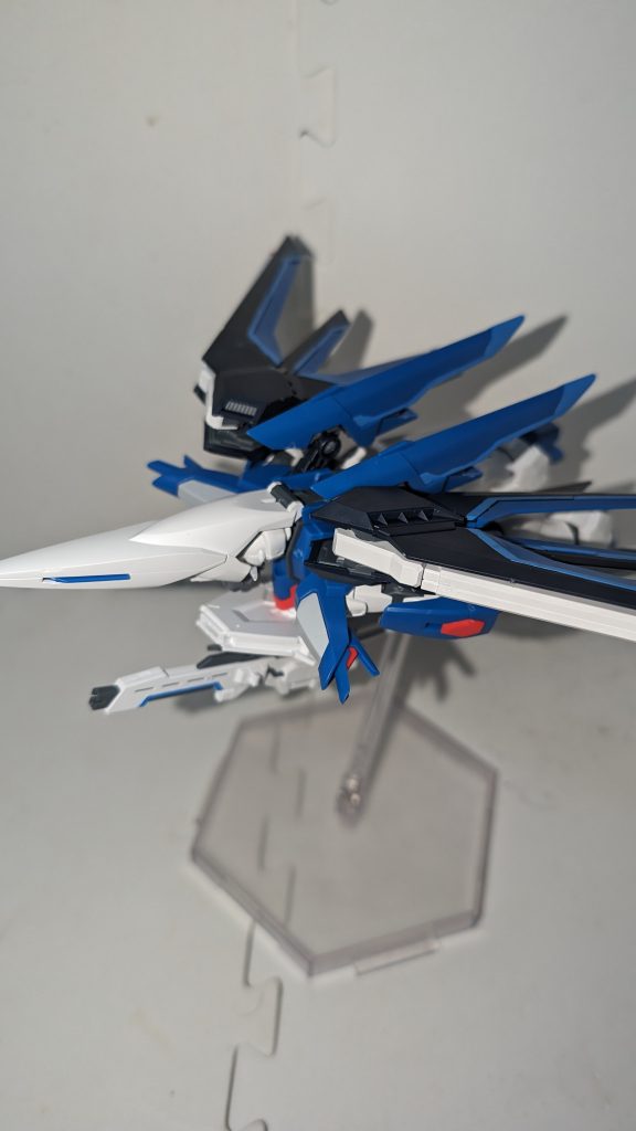 ライフリといえばこれ!!な変形。額のショットガンのせいで変形時の頭部に被せる部分を干渉しないように切り詰めてます。これが一番苦労したかもしれません………