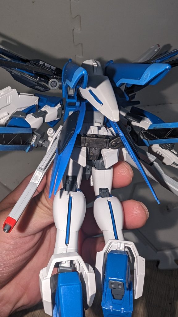 マッキー専用シュバルベグレイズの脚の側面についてるアレがドラグーンっぽかったのでつい………この状態でもしっかり変形できるのがポイント。ただし、ライフルを腰に取り付ける事はできなくなりました。