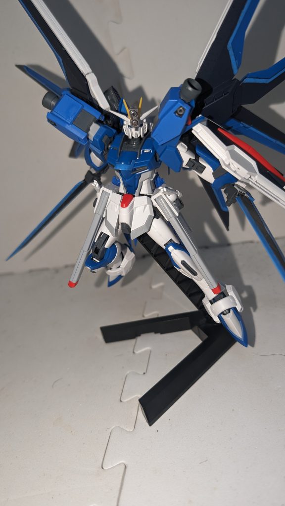 額部超高硬度散弾砲要するに、ショットガン。懐に潜り込まれた際の反撃が主な用途だが、ナノラミネートアーマーやフェムテク装甲などにも有効。ただし射程距離が短く、センサー類が集中する頭部に搭載した関係上装弾数を確保できていない。基本的に奥の手。