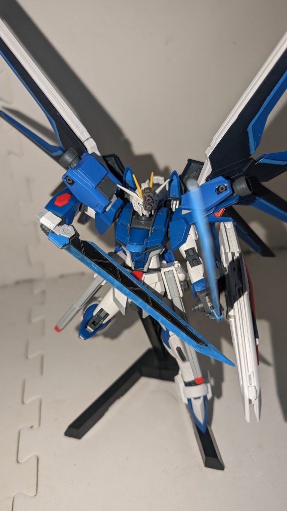 超振動式対艦刀『ティルヴィング』アーマーシュナイダーやゲイルストライクの『ウイングソー』の発展型………、というリタの脳内設定。GBNのデータベース内に登録されている構造材ならば基本的になんでも斬れる。しかし、敵ガンプラの造り込みが頑丈すぎる場合には充分な威力を発揮できない事もある。