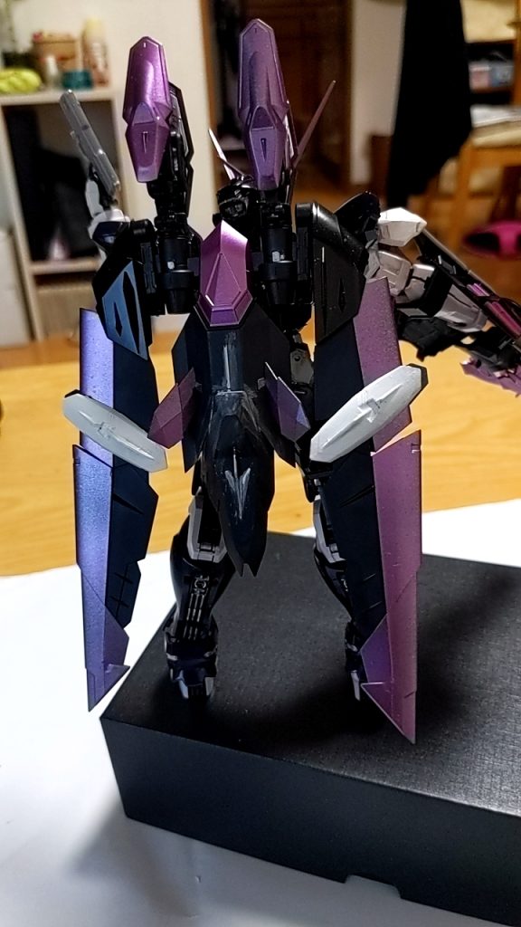 背面からの画像です。バックパックが生き物の骨格のようでした。作って見ないとわからないですね。また、右手ののクロー頭部の角の鋭さが特徴