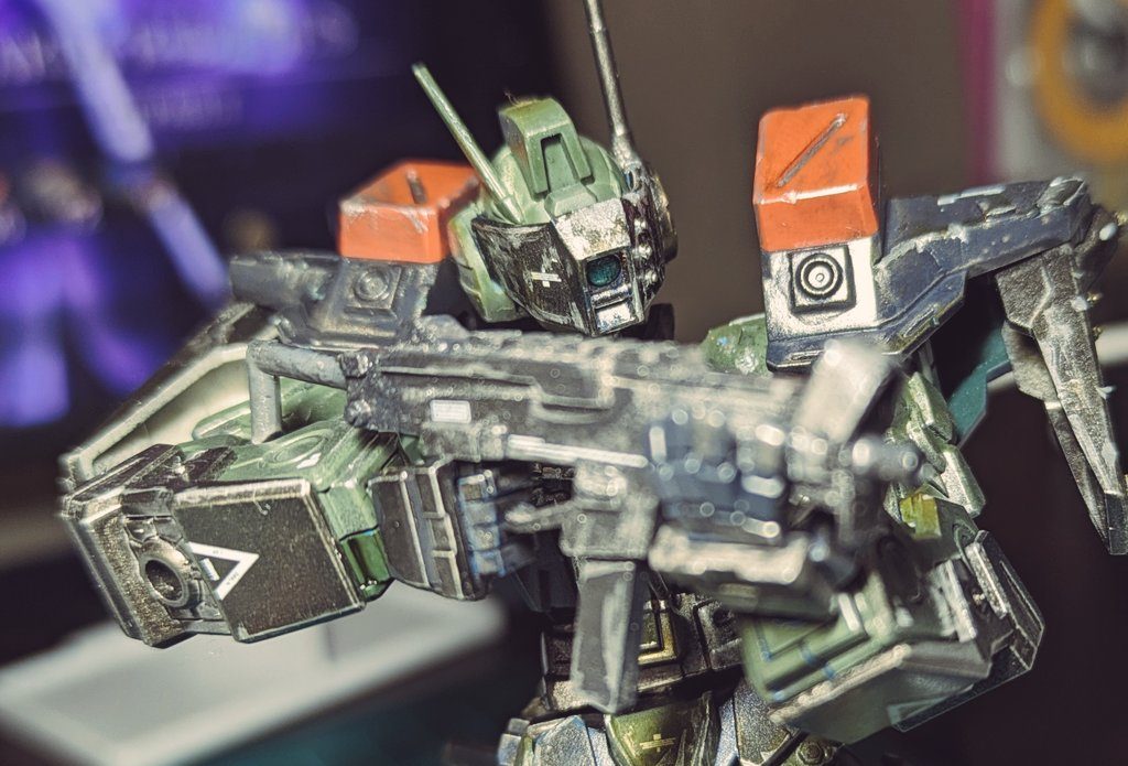 頭部はダガーLにジムスナイパーIIのバイザーを装備させておりバイザーを下ろして精密射撃？？みたいなことも武器はAPEXに出るR-99参考にプラ板から制作しました！