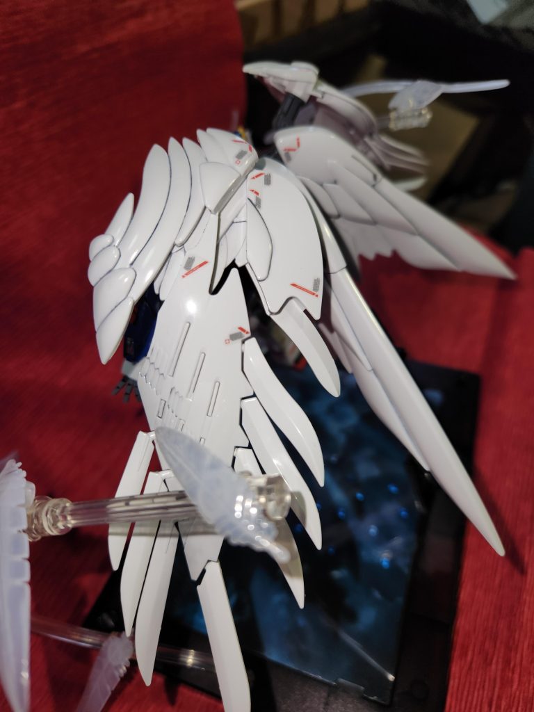 翼の部分はこんな感じで、ツヤが出ているのをわかってもらえると…(^-^;