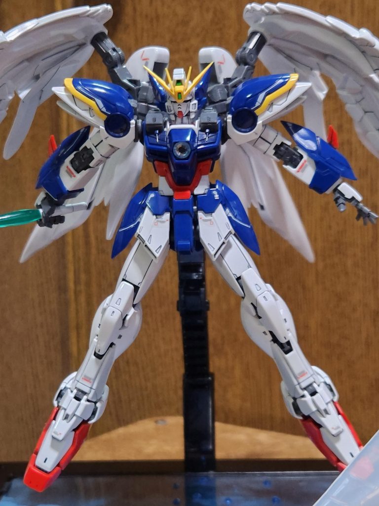 あえてツインバスターライフルではなくビームサーベルを構えたポージングで、セラフィムフェザーエフェクト台座と組み合わせてみました。