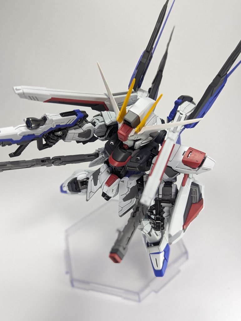 上から見るとかなりのボリューム。これはまさしくMGクオリティのSDにふさわしい^^