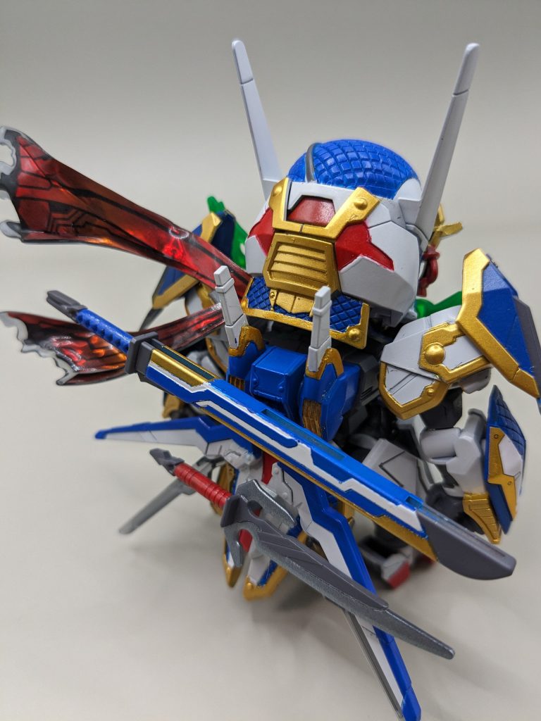 バックショット。鞘の塗り分け難しすぎ🫠ゴールドが筆塗りだとムラ出ないか心配でしたが、少しずつ塗り重ねていきました。