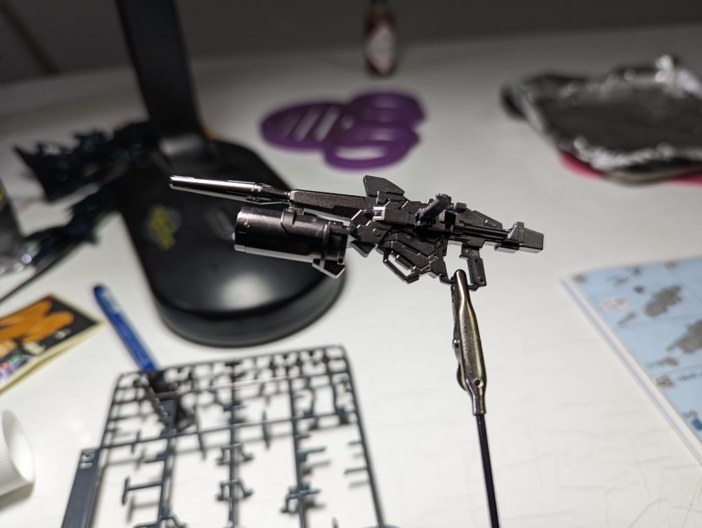 こちらもガンダムマーカーexヘビーガンメタリックで塗装。凄くいい発色です。