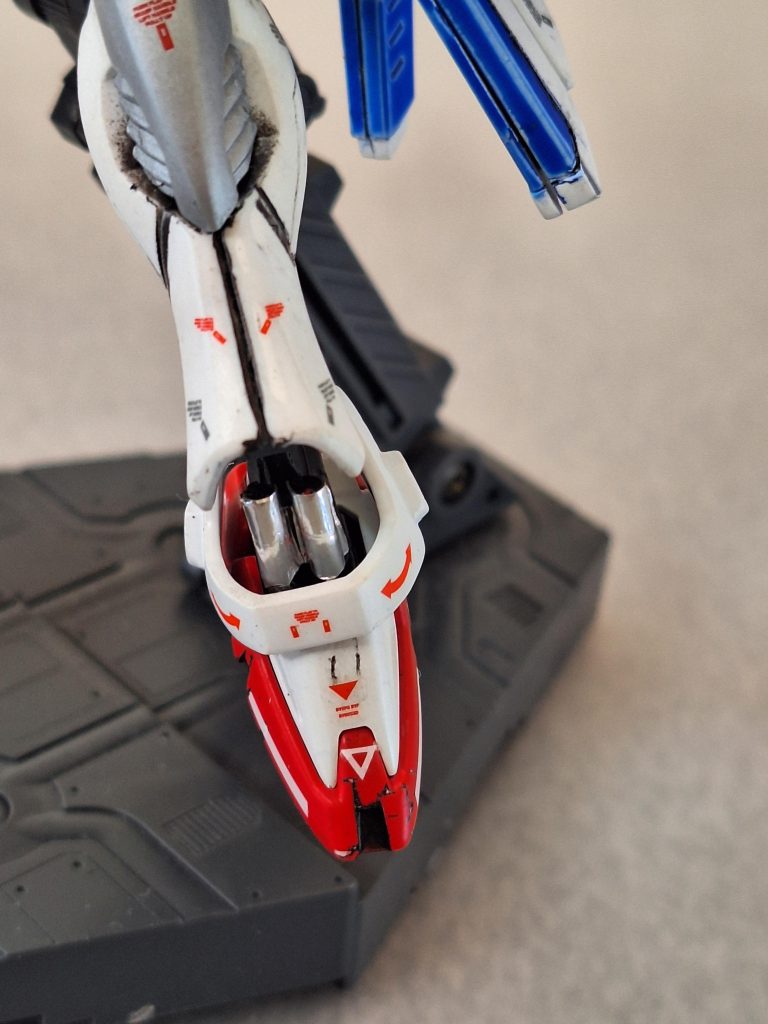 今回初めて、プラ板で足伸ばししてパイプ風にしてみました