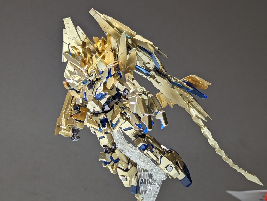 ガンダムマーカーエアブラシシステムにて塗装してます。ゴールドはガンダムマーカーexホワイトゴールドとイエローゴールドで塗り分けてます。